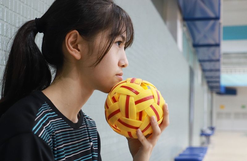 飛踢的排球?空中格鬥超炫技,快來跟日本妹尬藤球!