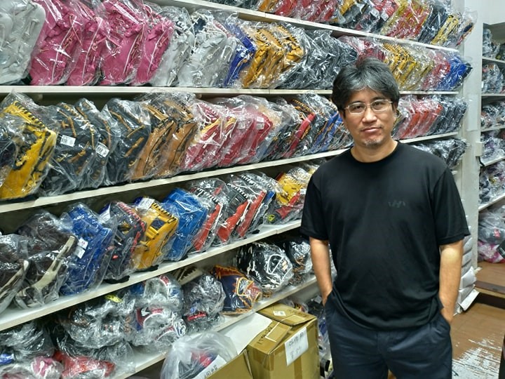 日職球評楊榮健從媒體轉換跑道開設棒壘用品店。